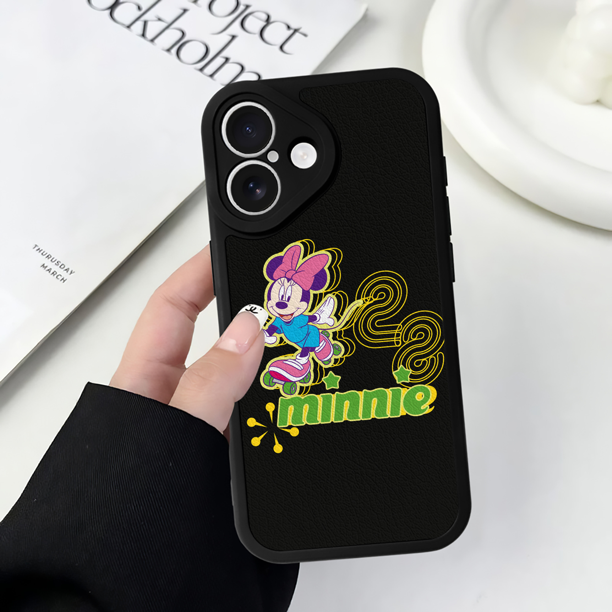 （画像用） ミッキーマウス Mickey Mouse 【iPhone 16シリーズ対応】シリコンスマホケース（レザー調） 材質：シリコン